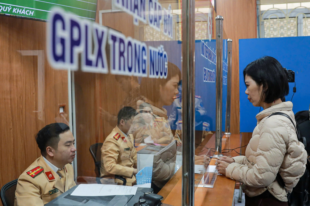 Hà Nội: Hơn 10.000 thí sinh dự sát hạch được hướng dẫn cài đặt ứng dụng VNeTraffic 